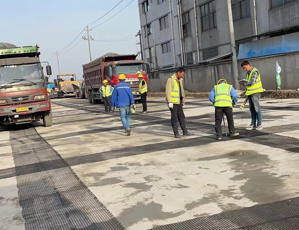 海沧老材料的新故事：玻璃纤维土工格栅如何在‘白改黑’浪潮中重获新生？