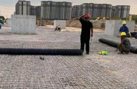 海沧土工格栅铺设前地基要怎么处理？